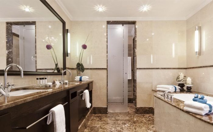 Welcome Parkhotel Euskirchen großes helles Badezimmer mit Badewanne tu Entspannung nach einer langen Tagung.